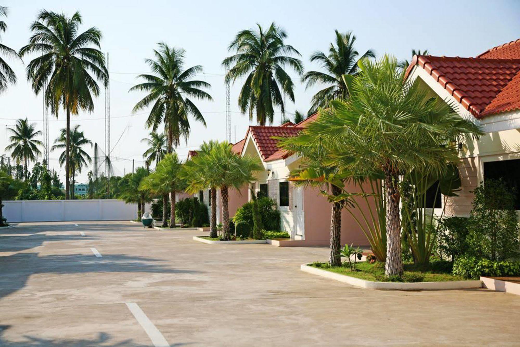 Soda Resort Kamphaeng Phet Exterior foto