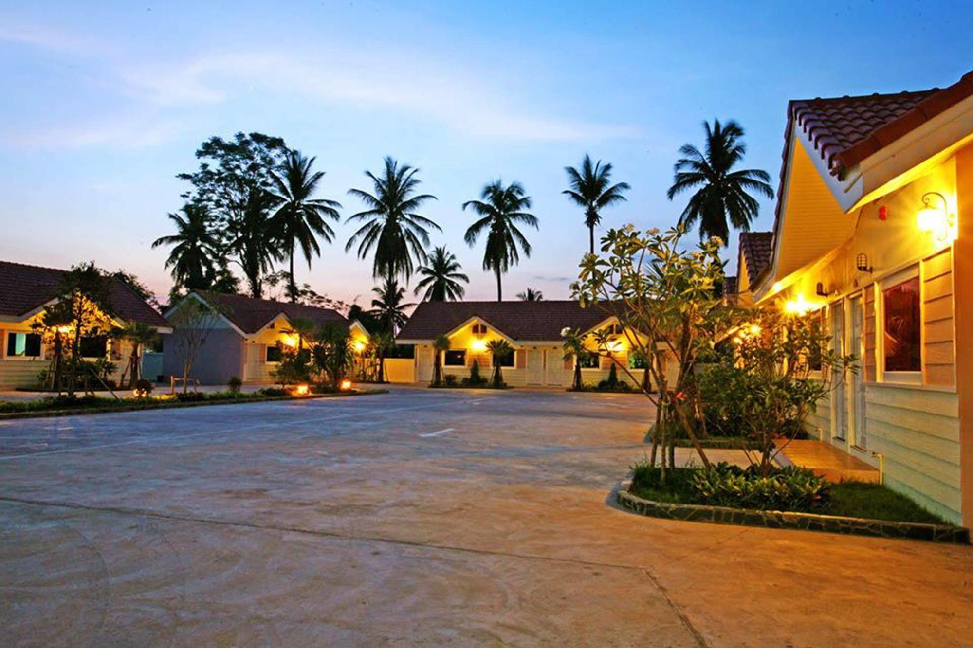 Soda Resort Kamphaeng Phet Exterior foto