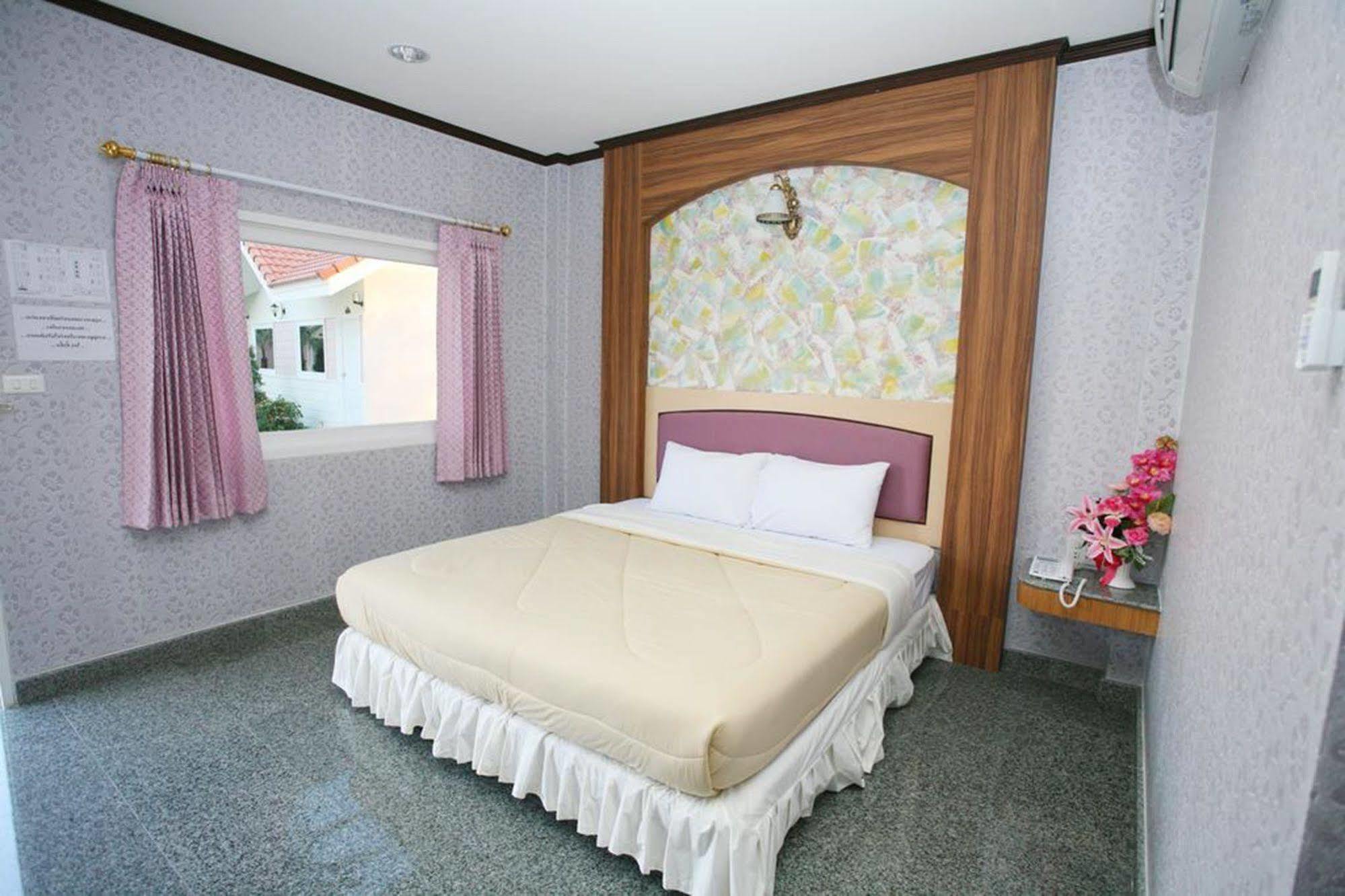 Soda Resort Kamphaeng Phet Exterior foto