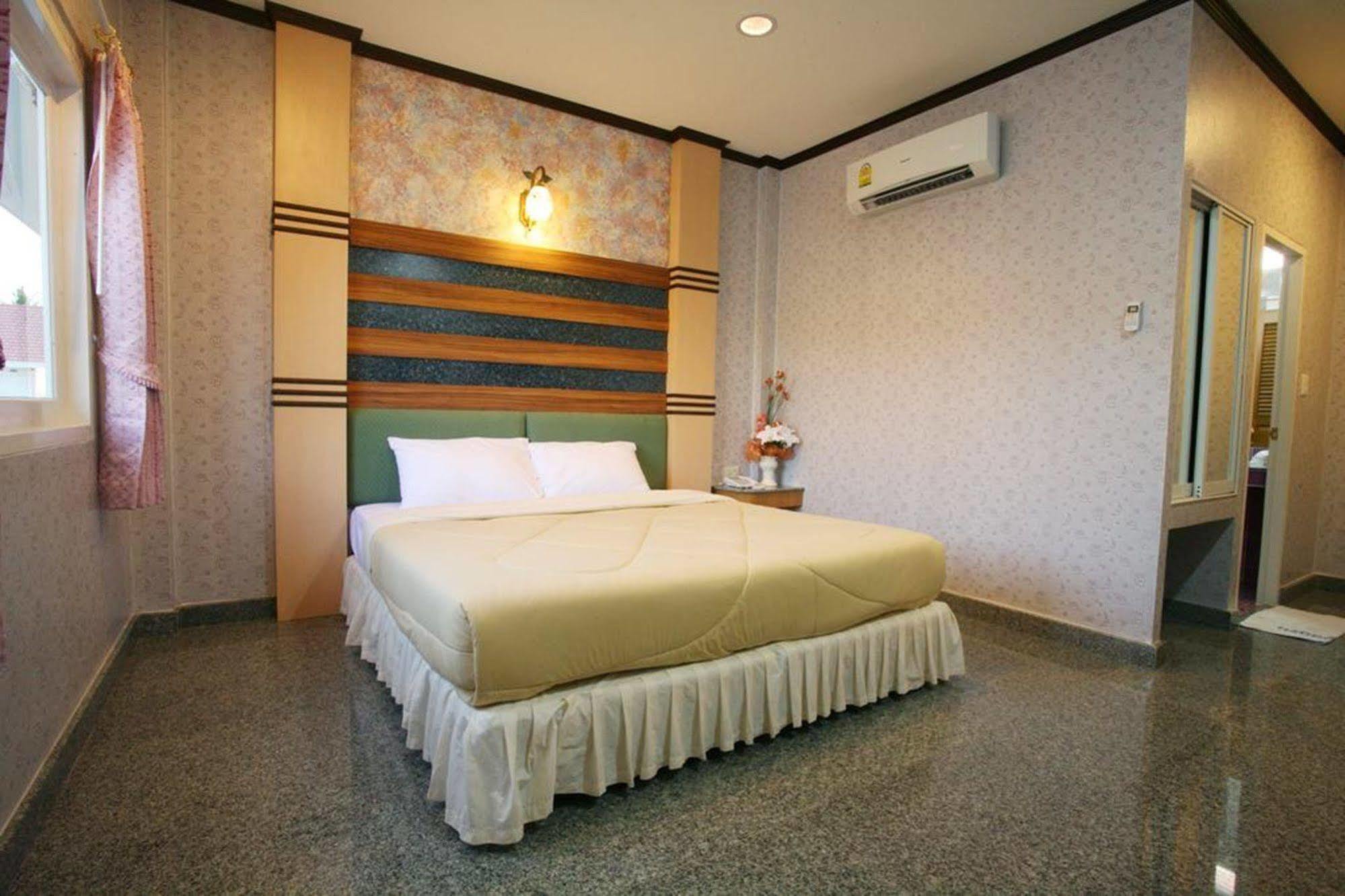 Soda Resort Kamphaeng Phet Exterior foto
